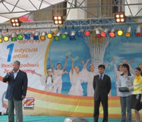 Государственный праздник - 1 Июня на площади с акимом города, Есимовым, г. Алматы, 2008 г.